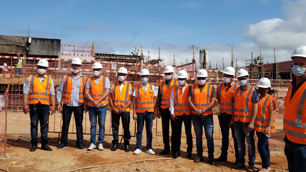 Parlamentares visitam obra do Hospital Regional OIA